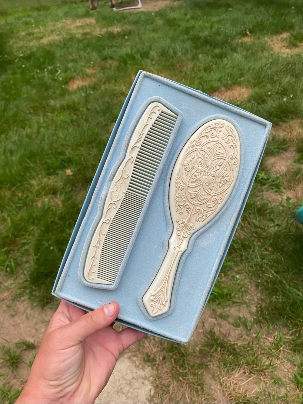 Avon Vintage Cream Past and Present Vanity Brush & Comb Set